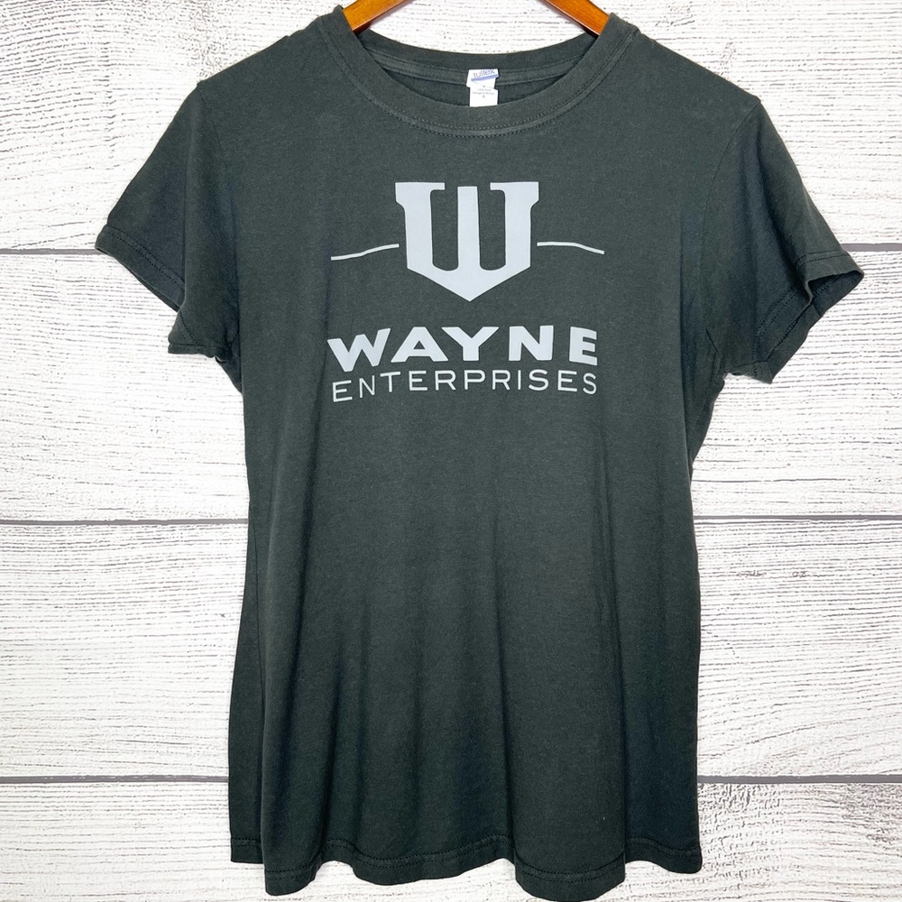 Wayne Enterprises Batman Graphic T-Shirt Women’s Size Large Dark Gray & White